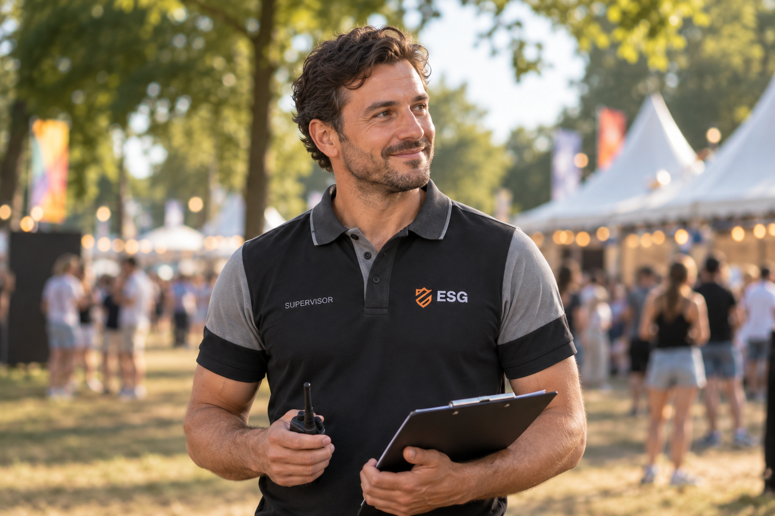 Een supervisor in de zwart-grijze ESG-polo op een evenement