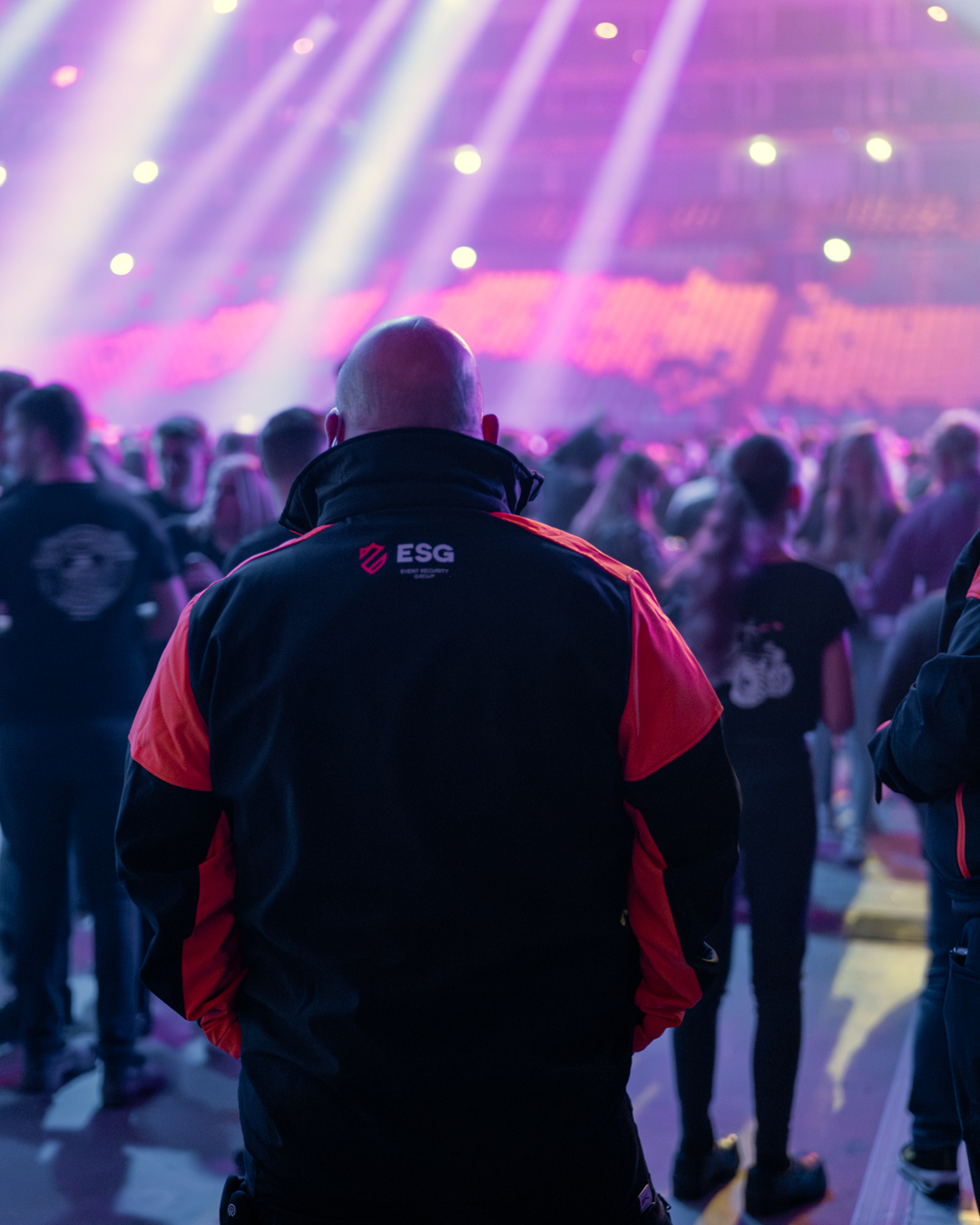 Een ESG-beveiliger houdt overzicht tussen bezoekers tijdens een concert